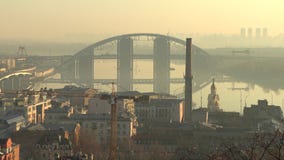 Darnystkyibriedge bro med cityscape i Kiev, Ukraina under dimmig morgon med reflexionen, video för längd i fot räknat 4k lager videofilmer Darnystkyibriedge bro med cityscape i Kiev, Ukraina under dimmig morgon med reflexionen, video för längd i fot räknat 4k lager videofilmer