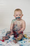Das Baby, das mit selbst gemachtem spielt, fingerpaints lizenzfreie stockfotografie Das Baby, das mit selbst gemachtem spielt, fingerpaints lizenzfreie stockfotografie