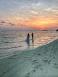 Das Bild von zwei Leuten in der Liebe bei Sonnenuntergang lizenzfreie stockfotos Das Bild von zwei Leuten in der Liebe bei Sonnenuntergang lizenzfreie stockfotos