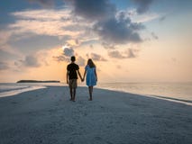 Das Bild von zwei Leuten in der Liebe bei Sonnenuntergang lizenzfreie stockfotografie Das Bild von zwei Leuten in der Liebe bei Sonnenuntergang lizenzfreie stockfotografie