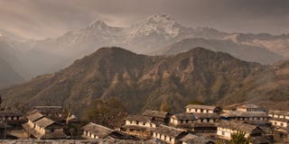 Das Dorf von Gandryuk Traditionelles nepalesisches Haus, Trekking zu lizenzfreie stockbilder Das Dorf von Gandryuk Traditionelles nepalesisches Haus, Trekking zu lizenzfreie stockbilder