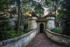 Das fairytaile Schloss im Märchenwald im Freizeitpark Stockfotos Das fairytaile Schloss im Märchenwald im Freizeitpark Stockfotos