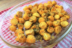 Das geschmackvolle und köstliche Lebensmittel, das zum Mittagessen, Süßkartoffeljamswurzeln bereit ist, backte im Ofen mit den Ge lizenzfreie stockbilder Das geschmackvolle und köstliche Lebensmittel, das zum Mittagessen, Süßkartoffeljamswurzeln bereit ist, backte im Ofen mit den Ge lizenzfreie stockbilder