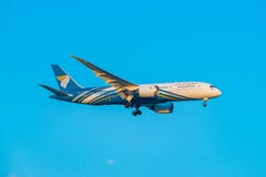 Das Handelsflugzeug ist für die Landung absteigend, stockbilder Das Handelsflugzeug ist für die Landung absteigend, stockbilder
