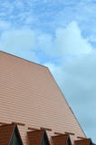 Das Haus wird mit hochwertiger Deckung von Metallfliesen ausgerüstet Ein gutes Beispiel der perfekten modernen Deckung Das Gebäud stockfotografie Das Haus wird mit hochwertiger Deckung von Metallfliesen ausgerüstet Ein gutes Beispiel der perfekten modernen Deckung Das Gebäud stockfotografie