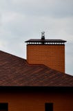Das Haus wird mit hochwertiger Deckung von Schindelbitumenfliesen ausgerüstet Ein gutes Beispiel der perfekten Deckung Das Dach i lizenzfreies stockbild Das Haus wird mit hochwertiger Deckung von Schindelbitumenfliesen ausgerüstet Ein gutes Beispiel der perfekten Deckung Das Dach i lizenzfreies stockbild