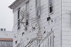 Das Hotelabstellgleis und -markisen, die durch Hagel ruiniert werden, stürmen Das Hotelabstellgleis und -markisen, die durch Hagel ruiniert werden, stürmen
