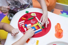 Das Kind montiert den Entwerfer Kindertätigkeit im Kindergarten oder zu Hause stockbilder Das Kind montiert den Entwerfer Kindertätigkeit im Kindergarten oder zu Hause stockbilder