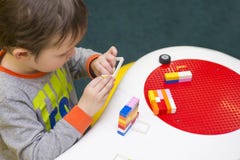 Das Kind montiert den Entwerfer Kindertätigkeit im Kindergarten oder zu Hause stockbild Das Kind montiert den Entwerfer Kindertätigkeit im Kindergarten oder zu Hause stockbild