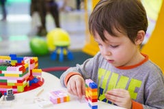 Das Kind montiert den Entwerfer Kindertätigkeit im Kindergarten oder zu Hause lizenzfreies stockfoto Das Kind montiert den Entwerfer Kindertätigkeit im Kindergarten oder zu Hause lizenzfreies stockfoto
