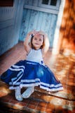 Das Kind sitzt auf der Treppe des alten Hauses stockfoto Das Kind sitzt auf der Treppe des alten Hauses stockfoto