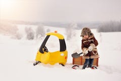 Das Kind spielt draußen im verschneiten Winter lizenzfreies stockfoto Das Kind spielt draußen im verschneiten Winter lizenzfreies stockfoto