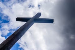 Das Kreuz mit Wolken im Hintergrund stockfotografie Das Kreuz mit Wolken im Hintergrund stockfotografie