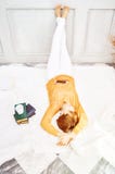 Das Mädchen hört Musik glücklich lizenzfreie stockfotos Das Mädchen hört Musik glücklich lizenzfreie stockfotos