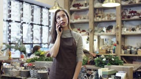 Das Mädchen im Schutzblech sprechend durch das Telefon stock footage Das Mädchen im Schutzblech sprechend durch das Telefon stock footage