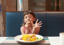 Das Mädchen isst Gemüse und zeigt fünf Finger lizenzfreie stockfotografie Das Mädchen isst Gemüse und zeigt fünf Finger lizenzfreie stockfotografie