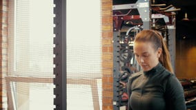 Das Mädchen strebt innen Sport an Das Mädchen tut Übungen auf Beinen oder bezahlt stock video Das Mädchen strebt innen Sport an Das Mädchen tut Übungen auf Beinen oder bezahlt stock video