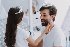 Das nette wenig Tochter-Handeln macht Vati wieder gut lizenzfreies stockbild Das nette wenig Tochter-Handeln macht Vati wieder gut lizenzfreies stockbild