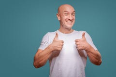 Das Porträt einer netten Mannvertretung heißen Geste lokalisiert auf dem blauen Hintergrund gut lizenzfreie stockfotos Das Porträt einer netten Mannvertretung heißen Geste lokalisiert auf dem blauen Hintergrund gut lizenzfreie stockfotos
