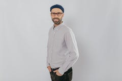 Das Profil, das vom attraktiven unrasierten Mann formal gekleidet wird geschossen wird, trägt optische Gläser, Modelle über dem w lizenzfreies stockfoto Das Profil, das vom attraktiven unrasierten Mann formal gekleidet wird geschossen wird, trägt optische Gläser, Modelle über dem w lizenzfreies stockfoto