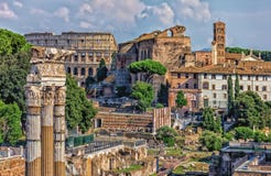 Das römische Forum, Ansicht über das Kolosseum, der Tempel von Venus Genetrix Ruins, der Tempel von Venus und von Rom und der Tur lizenzfreies stockbild Das römische Forum, Ansicht über das Kolosseum, der Tempel von Venus Genetrix Ruins, der Tempel von Venus und von Rom und der Tur lizenzfreies stockbild