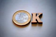 Das Wort O.K. gemacht von den hölzernen Buchstaben und von den Euromünzen auf einem grauen Hintergrund Währungskonzept von Kapita lizenzfreie stockfotos Das Wort O.K. gemacht von den hölzernen Buchstaben und von den Euromünzen auf einem grauen Hintergrund Währungskonzept von Kapita lizenzfreie stockfotos