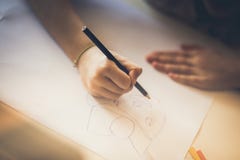 Das Zeichnen ist für ihre Mutter lizenzfreie stockbilder Das Zeichnen ist für ihre Mutter lizenzfreie stockbilder