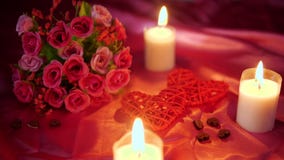 Datera valentindag med garneringblomman och brinnande längd i fot räknat för stearinljus Datera valentindag med garneringblomman och brinnande längd i fot räknat för stearinljus