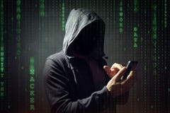 Datoren hacker med mobiltelefonen arkivfoto Datoren hacker med mobiltelefonen arkivfoto