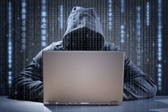 Datoren hacker som stjäler data från en bärbar dator royaltyfria foton Datoren hacker som stjäler data från en bärbar dator royaltyfria foton