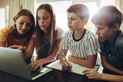 Datoren är lärande ett utmärkt hjälpmedel för studenter arkivfoton Datoren är lärande ett utmärkt hjälpmedel för studenter arkivfoton