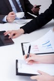 Datos que analizan importantes sobre la reunión de negocios foto de archivo Datos que analizan importantes sobre la reunión de negocios foto de archivo