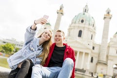 Datowanie potomstwa dobierają się szczęśliwego w miłości bierze selfie autoportret ph zdjęcie stock Datowanie potomstwa dobierają się szczęśliwego w miłości bierze selfie autoportret ph zdjęcie stock