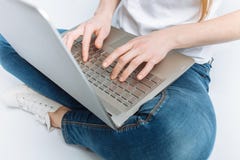Daumen, die Mädchen oben, Sie schließen, drücken die Tasten des Laptops, im Studio, Hintergrund lizenzfreie stockfotos Daumen, die Mädchen oben, Sie schließen, drücken die Tasten des Laptops, im Studio, Hintergrund lizenzfreie stockfotos