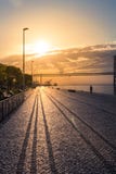 Dawn στην αποβάθρα δίπλα στον ποταμό Σκιαγραφία ενός ανθρώπινου αριθμού που ασκεί από το νερό αναστολή της Λισσαβώνας πόλεων γεφυ στοκ εικόνα με δικαίωμα ελεύθερης χρήσης Dawn στην αποβάθρα δίπλα στον ποταμό Σκιαγραφία ενός ανθρώπινου αριθμού που ασκεί από το νερό αναστολή της Λισσαβώνας πόλεων γεφυ στοκ εικόνα με δικαίωμα ελεύθερης χρήσης