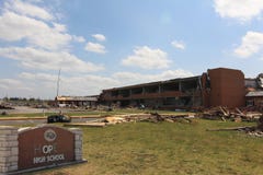 Daño del tornado del distrito escolar de Joplin fotografía de archivo Daño del tornado del distrito escolar de Joplin fotografía de archivo