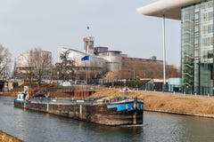 De aakboot die van het amigokanaal steenkool op Zieke rivier vervoeren Stock Afbeeldingen De aakboot die van het amigokanaal steenkool op Zieke rivier vervoeren Stock Afbeeldingen