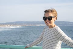 De aantrekkelijke donkerbruine vrouw stelt op de het Strandpijler van Manhattan in Californië op de oceaan Het dragen van toevall royalty-vrije stock afbeeldingen De aantrekkelijke donkerbruine vrouw stelt op de het Strandpijler van Manhattan in Californië op de oceaan Het dragen van toevall royalty-vrije stock afbeeldingen