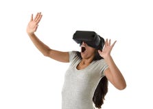 De aantrekkelijke gelukkige vrouw wekte het gebruiken van 3d beschermende brillen op lettend 360 op het virtuele werkelijkheidsvi Stock Fotografie De aantrekkelijke gelukkige vrouw wekte het gebruiken van 3d beschermende brillen op lettend 360 op het virtuele werkelijkheidsvi Stock Fotografie