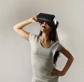 De aantrekkelijke gelukkige vrouw wekte het gebruiken van 3d beschermende brillen op lettend 360 op het virtuele werkelijkheidsvi Stock Foto's De aantrekkelijke gelukkige vrouw wekte het gebruiken van 3d beschermende brillen op lettend 360 op het virtuele werkelijkheidsvi Stock Foto's