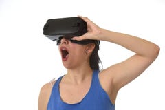 De aantrekkelijke gelukkige vrouw wekte het gebruiken van 3d beschermende brillen op lettend 360 op het virtuele werkelijkheidsvi Royalty-vrije Stock Fotografie De aantrekkelijke gelukkige vrouw wekte het gebruiken van 3d beschermende brillen op lettend 360 op het virtuele werkelijkheidsvi Royalty-vrije Stock Fotografie