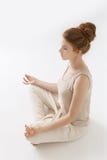 De aantrekkelijke yoga van de meisjespraktijk op witte achtergrond Stock Fotografie De aantrekkelijke yoga van de meisjespraktijk op witte achtergrond Stock Fotografie