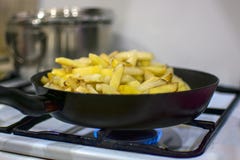 De aardappels zijn gebraden op een gasfornuis royalty-vrije stock foto's De aardappels zijn gebraden op een gasfornuis royalty-vrije stock foto's