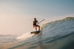 12 de abril de 2019 Bali, Indonesia Lev?ntese el paseo de la persona que practica surf de la paleta en ola oce?nica Lev?ntese la fotografía de archivo libre de regalías 12 de abril de 2019 Bali, Indonesia Lev?ntese el paseo de la persona que practica surf de la paleta en ola oce?nica Lev?ntese la fotografía de archivo libre de regalías