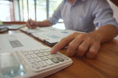 De accountant verifieert het bedrijfs en besparingsgeld stapelend gouden mede stock fotografie De accountant verifieert het bedrijfs en besparingsgeld stapelend gouden mede stock fotografie