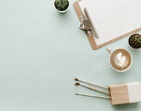 De Achtergrond van de Bloggerpastelkleur met Koffiekop royalty-vrije stock foto De Achtergrond van de Bloggerpastelkleur met Koffiekop royalty-vrije stock foto