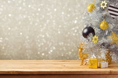 De achtergrond van de Kerstmisvakantie met Kerstboom en decoratie op houten lijst Zwarte, gouden en zilveren ornamenten Stock Afbeeldingen De achtergrond van de Kerstmisvakantie met Kerstboom en decoratie op houten lijst Zwarte, gouden en zilveren ornamenten Stock Afbeeldingen
