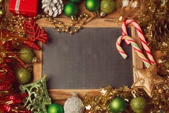 De achtergrond van de Kerstmisvakantie met lege bord en Kerstmisdecoratie Grensontwerp met exemplaarruimte in het midden bovenkan Stock Foto's De achtergrond van de Kerstmisvakantie met lege bord en Kerstmisdecoratie Grensontwerp met exemplaarruimte in het midden bovenkan Stock Foto's