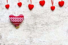 De achtergrond van de valentijnskaartendag met rode fluweelharten en gebreid hart stock foto's De achtergrond van de valentijnskaartendag met rode fluweelharten en gebreid hart stock foto's