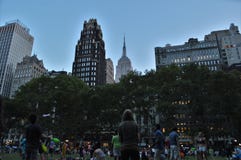De Achtergrond van Empire State Buildingwolkenkrabbers bij Bryant Park New York City-Horizon royalty-vrije stock afbeeldingen De Achtergrond van Empire State Buildingwolkenkrabbers bij Bryant Park New York City-Horizon royalty-vrije stock afbeeldingen